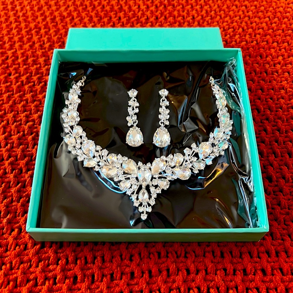 NWT Bridal/Formal Event Jewelry Necklace with Earrings